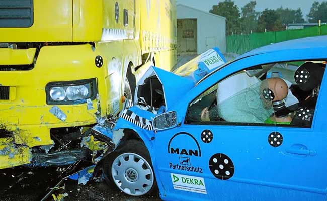 تست تصادف خودرو با کامیون مان